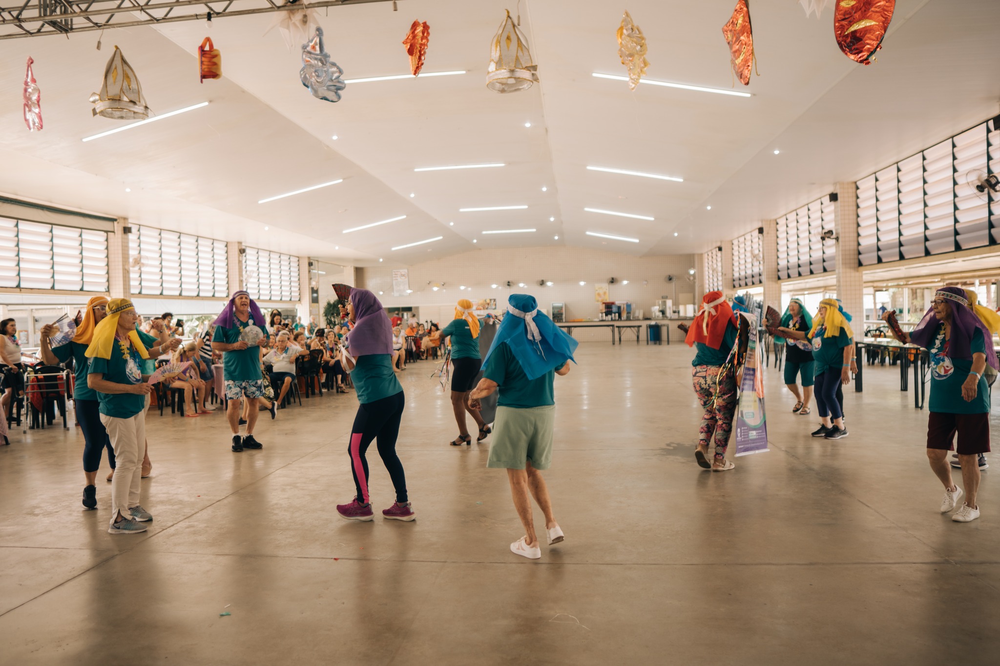 Nossa Melhor Idade, do Centro de Convivência de Serra Azul participam do Carnaval da Melhor Idade em Ribeirão Preto.